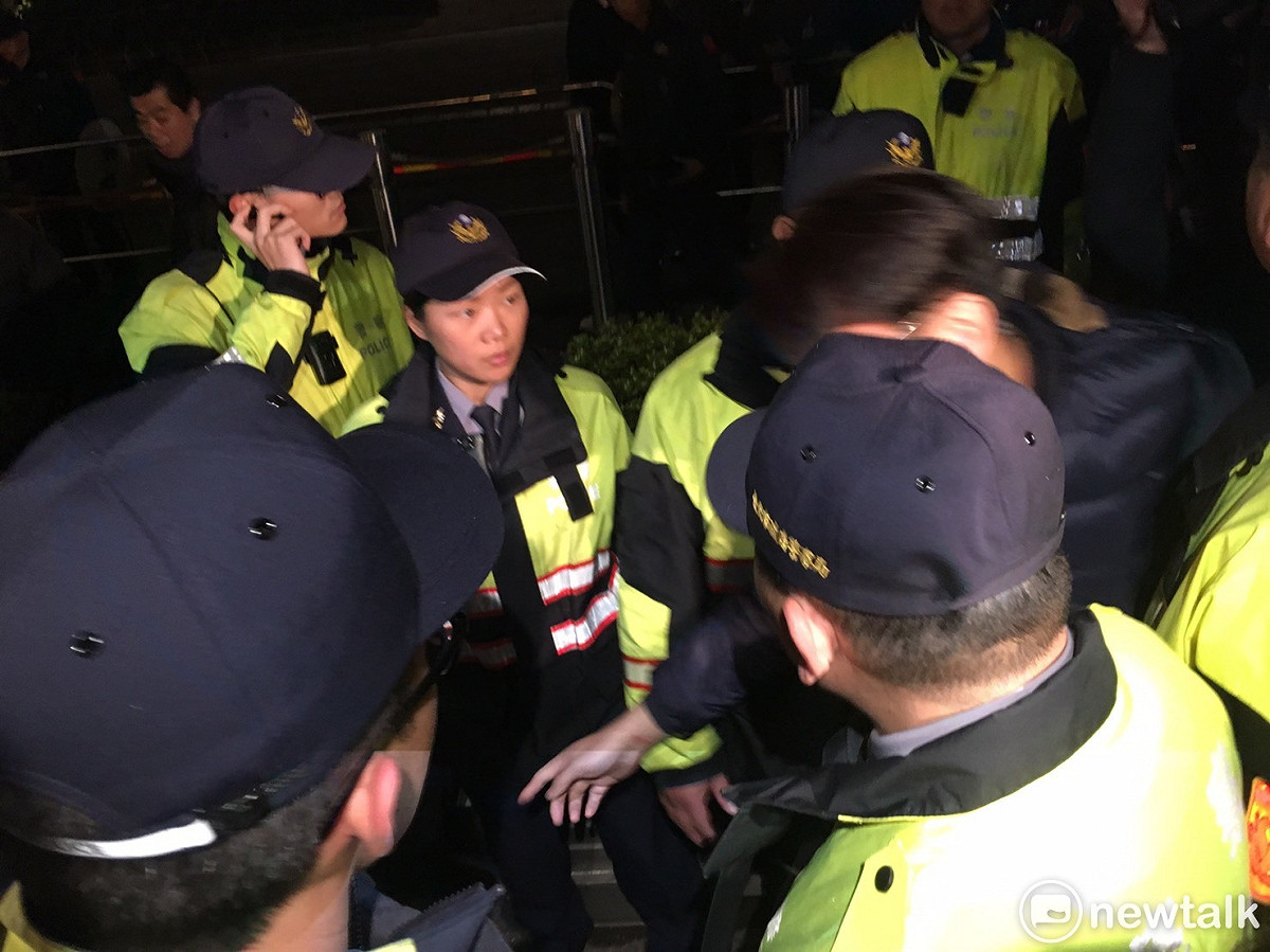 稍早，時代力量助理開車到現場，欲把燈具從車上卸下，當時代力量立委徐永明上前欲拿取時，卻遭警方阻擋，雙方一度爆發肢體衝突。 圖：新頭殼資料照片