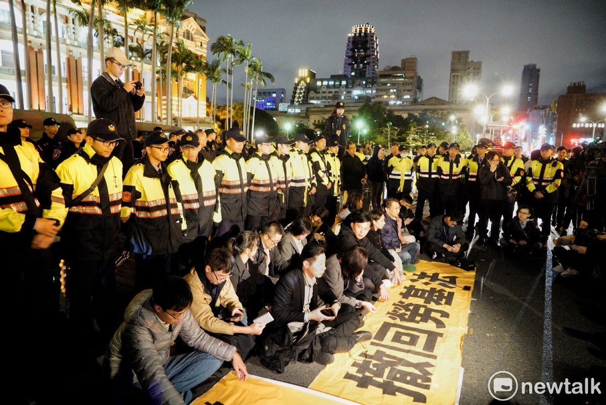 時代力量５名立委今晚持續坐在凱道前禁食抗議勞基法修惡，目前警方採柔性勸導作為，准出不准入。    圖：張良一／攝