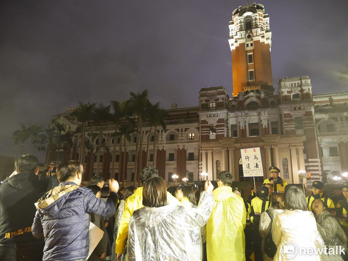 時力與警方在總統府前對峙。 圖：黃韋銓/攝