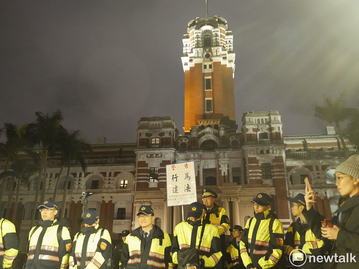 警方第一次舉牌警示，要求時力立委們離開凱道。 圖：黃韋銓/攝