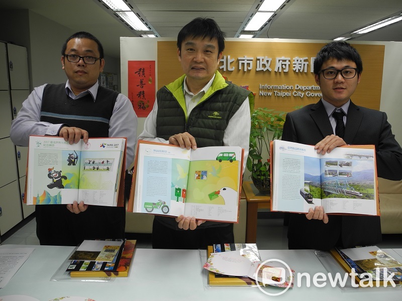 「106郵票冊」今天起開賣，隨冊附刮刮卡，可當場刮獎、兌獎。 圖：王峻昌/攝