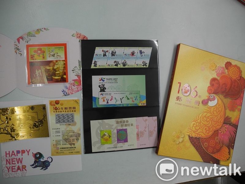 購買「106郵票冊」附贈加印相同流水編號的新年郵票賀歲版，若在板橋郵局購買，就贈送名片型個人化郵票及生肖仿金箔1張。 圖：王峻昌/攝