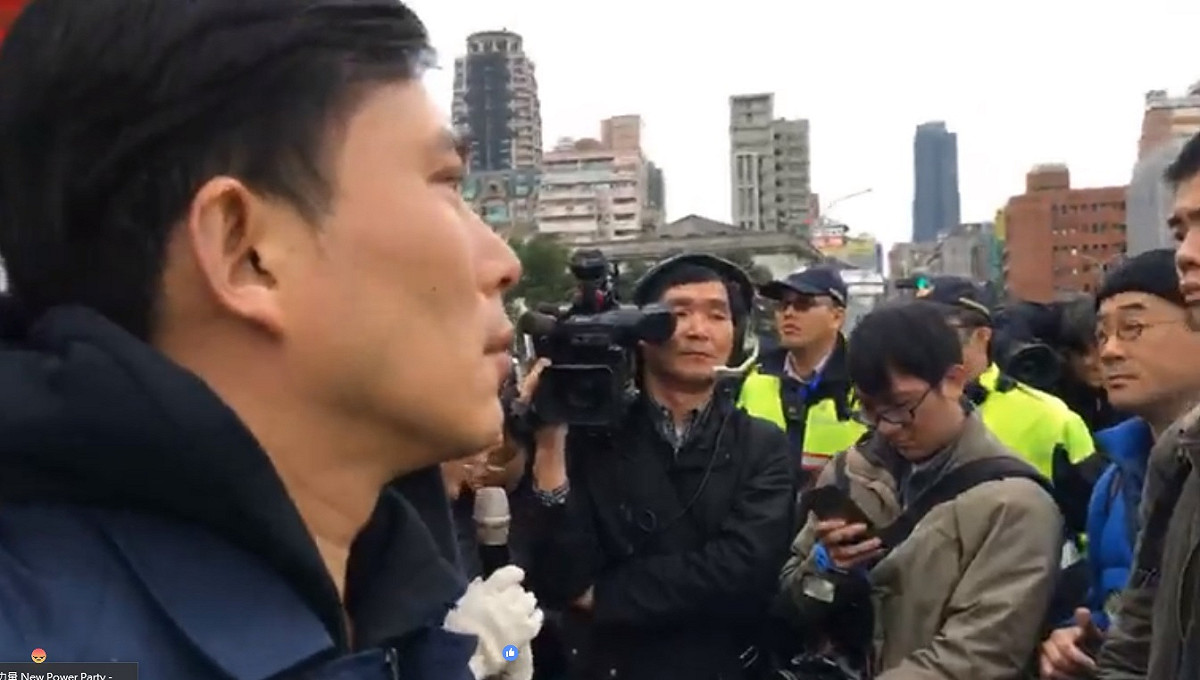 時代力量５名立委持續在凱道前禁食抗議勞基法修惡，警方準備強制拆除帳篷。