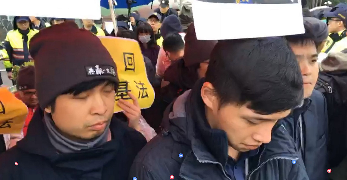 時代力量５名立委持續在凱道前禁食抗議勞基法修惡，警方準備強制拆除帳篷。
