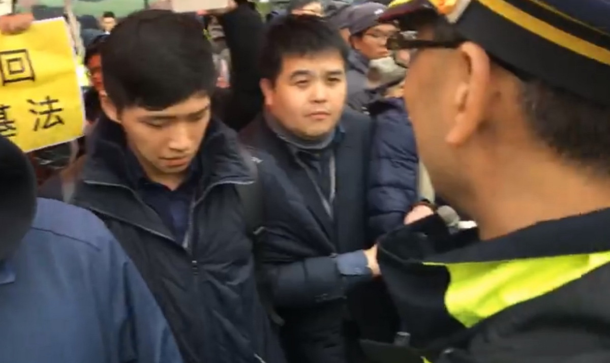 時代力量５名立委持續在凱道前禁食抗議勞基法修惡，警方準備強制拆除帳篷。