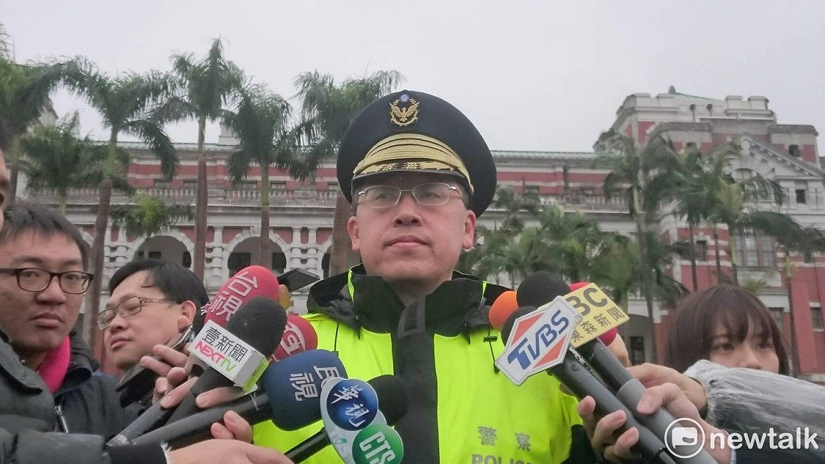 中正一分局長廖材楨今天上午10時現身抗議現場，呼籲時代力力量黃國昌等五位立委儘束撤離，不要妨礙交通。 圖：林朝億／攝