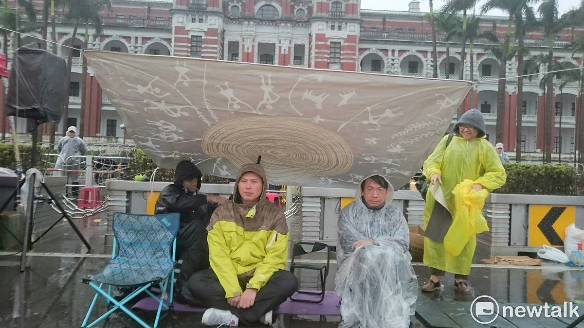 時代力量立委在下午才剛搭好的小帆布下繼續禁食抗議。 圖：林朝億/攝