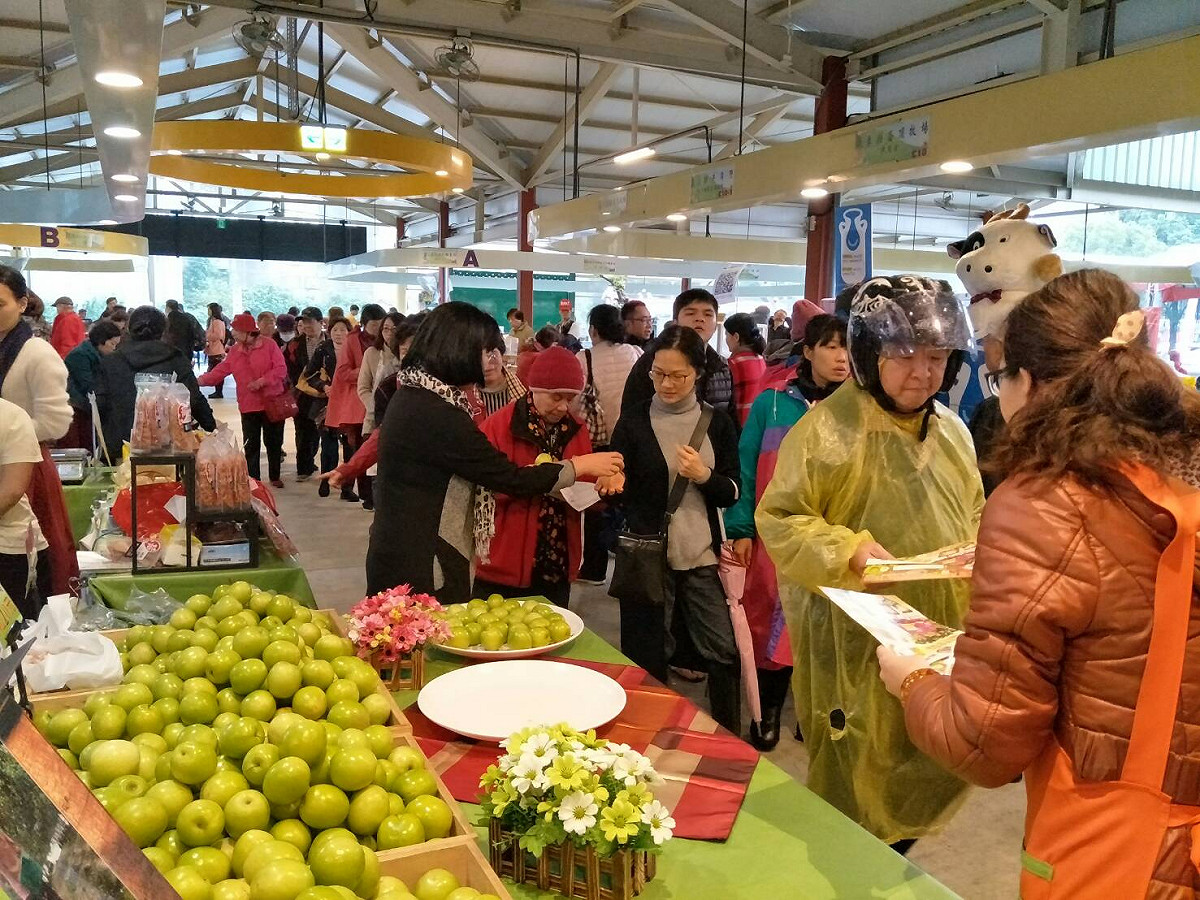 現場還有人穿戴著雨衣、安全帽進場，就為了這些新鮮的蓮霧與蜜棗！ 圖：屏東縣農業處提供