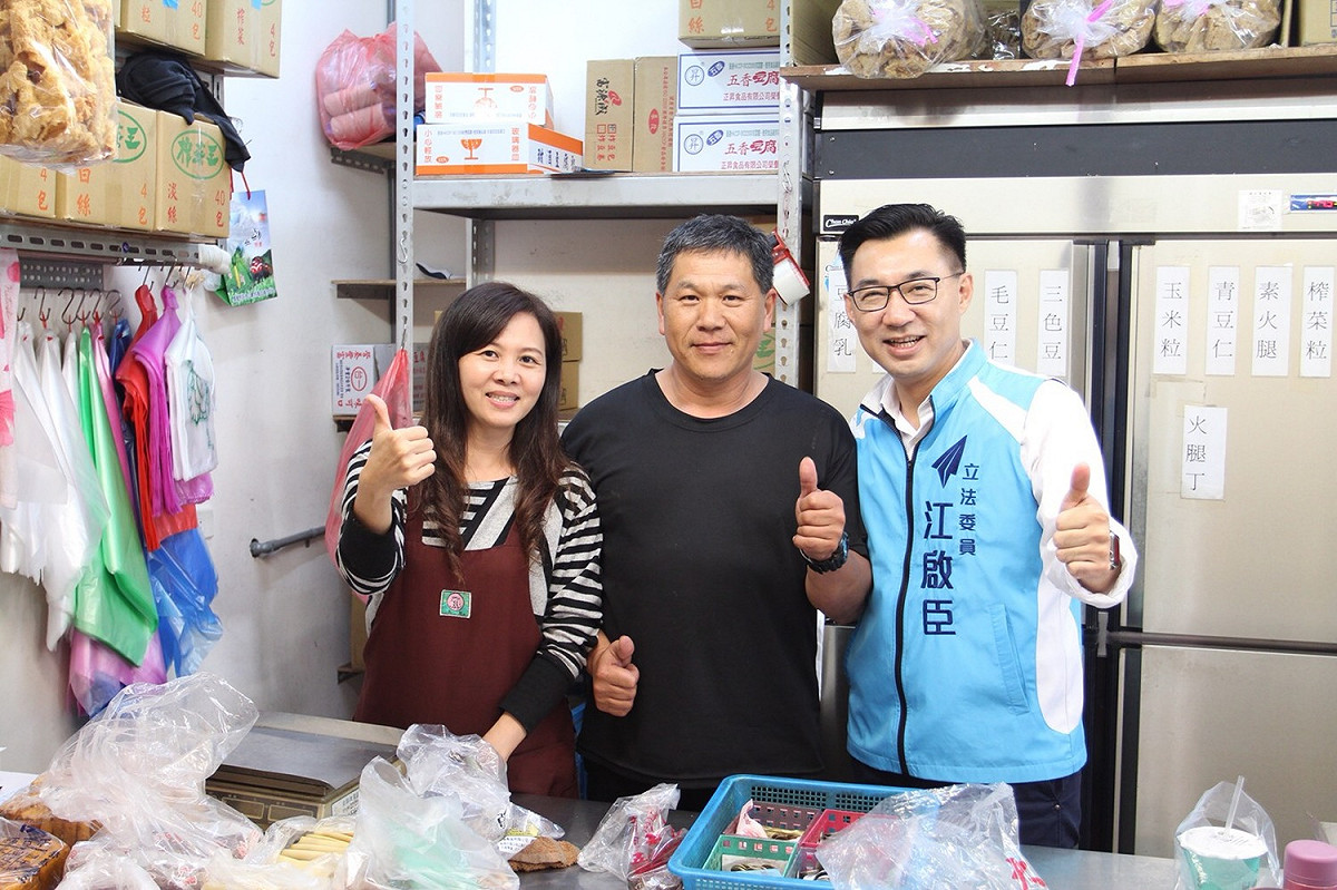 江啟臣到建國市場拜票。 圖：江啟臣辦公室/提供