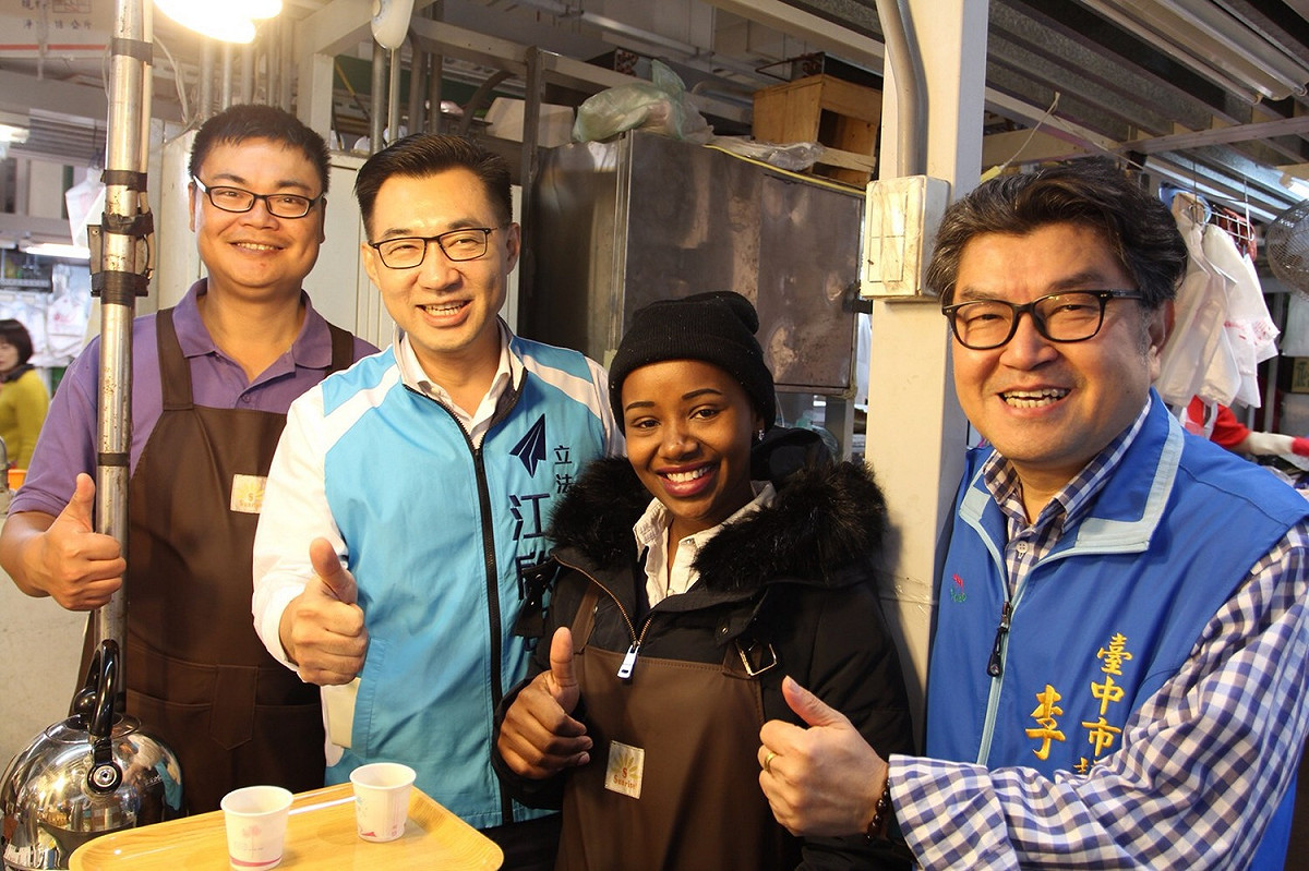 江啟臣到建國市場拜票。 圖：江啟臣辦公室/提供
