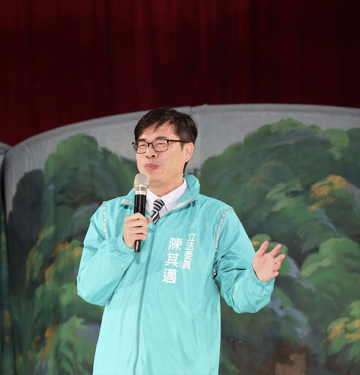 陳其邁將推動育人革命，廣設國小、企業幼教及托育所，教托一貫整合，增加托育補助(包含夜間工作者)，幼教補助年齡向下延伸至2歲，鼓勵私幼參與公共化政策，公私協力，達成平價化、普及化的育兒照護目標，提升幼兒入園率，使家長提早重回職場，同時增加育幼人才就業機會。 圖：陳其邁辦公室/提供
