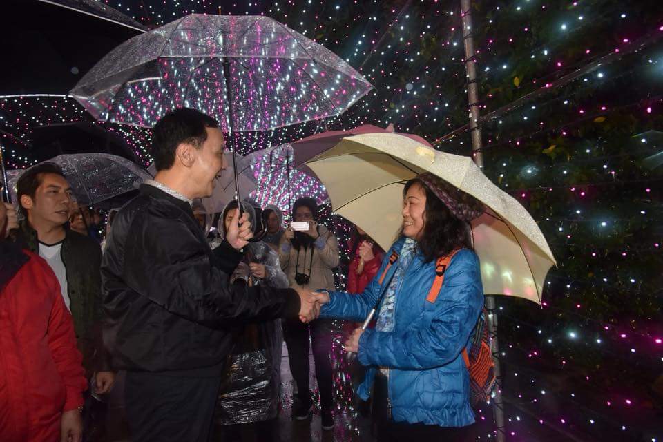 新北市長朱立倫今(6)日晚間也到燈海節活動現場，示範如何在超長粉紅燈海隧道拍出美照。 圖：翻攝自朱立倫臉書