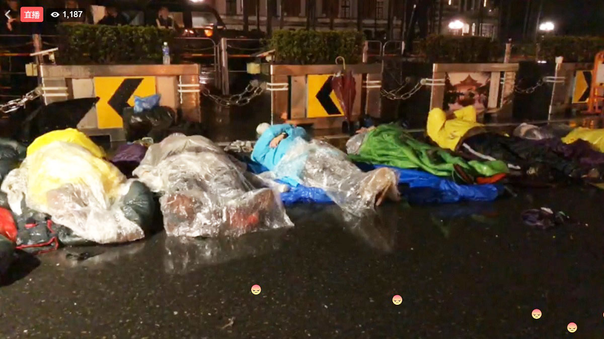 時代力量立委，在凱道絕食抗議勞基法修惡已超過 30小時。 圖：翻攝時代力量直播畫面