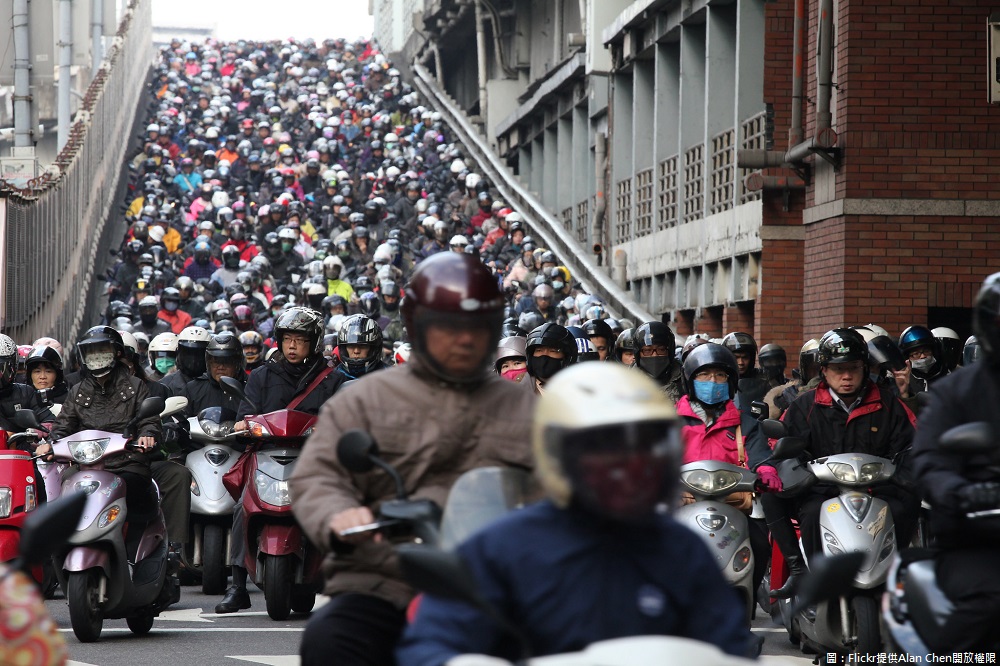 環保署除了持續補助汰除老舊高污染車輛之外，目前已送立法院審議的「空氣污染防制法」修正草案，將嚴令出廠10年以上車輛排放標準。 圖：翻攝自Flickr／Alan Chen開放權限