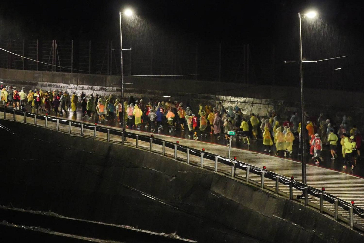 超過3,500名跑者不畏風雨和清晨低溫，熱情參與2018年台灣首場國際認證賽事。 圖：新北市觀旅局／提供