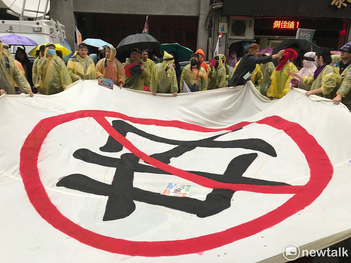 移工團體準備巨幅「反奴」旗幟。 圖 : 周煊惠 / 攝
