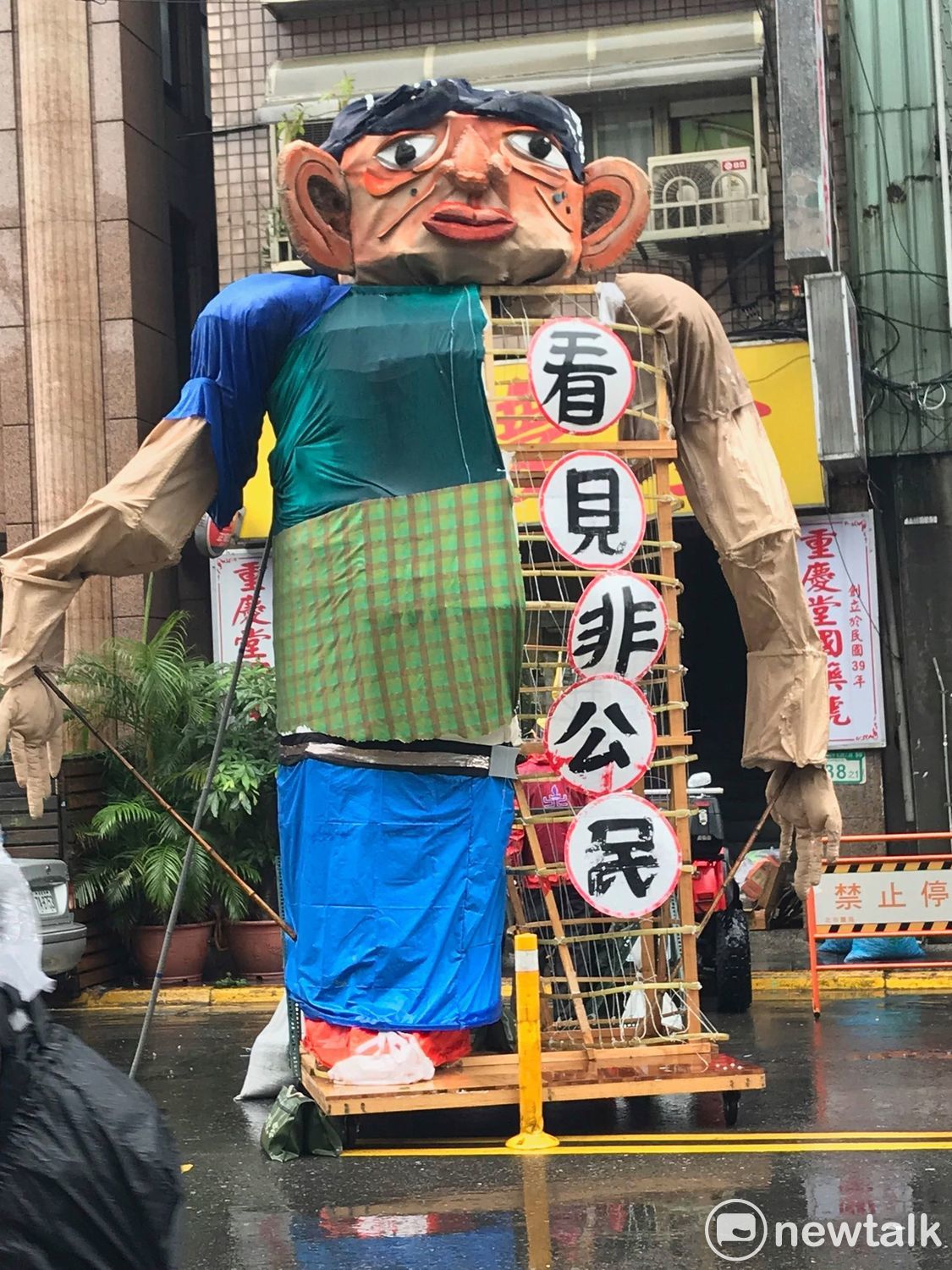 移工團體準備大型巨偶。 圖 : 周煊惠 / 攝