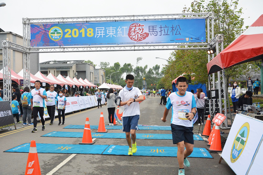 馬拉松跑者抵達終點。 圖：屏東縣政府/提供