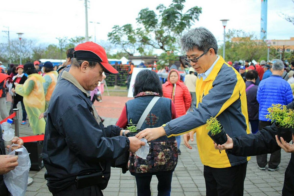 台中花毯節自開幕以來，賞花民眾絡繹不絕，儘管活動最後一日下著小雨天氣濕冷，仍不減遊客賞花興緻，湧入10萬名來自全國各地的遊客。 圖：台中市政府/提供