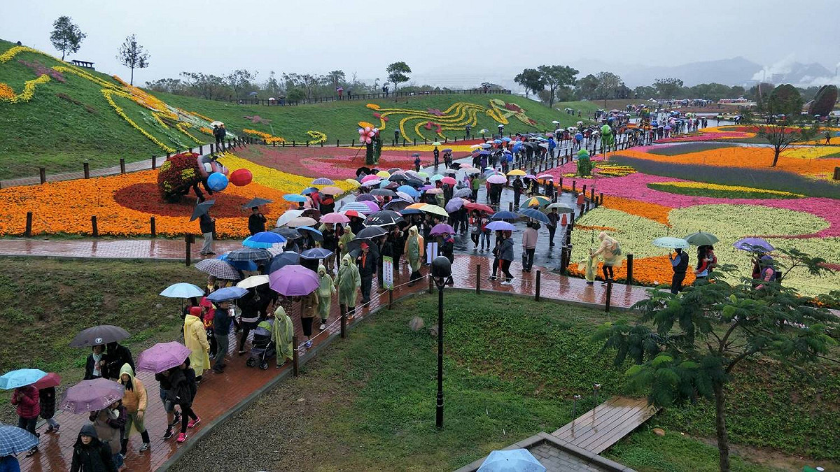 花毯節自開幕以來，賞花民眾絡繹不絕，儘管活動最後一日下著小雨天氣濕冷，仍不減遊客賞花興緻，湧入10萬名來自全國各地的遊客。 圖：台中市政府/提供
