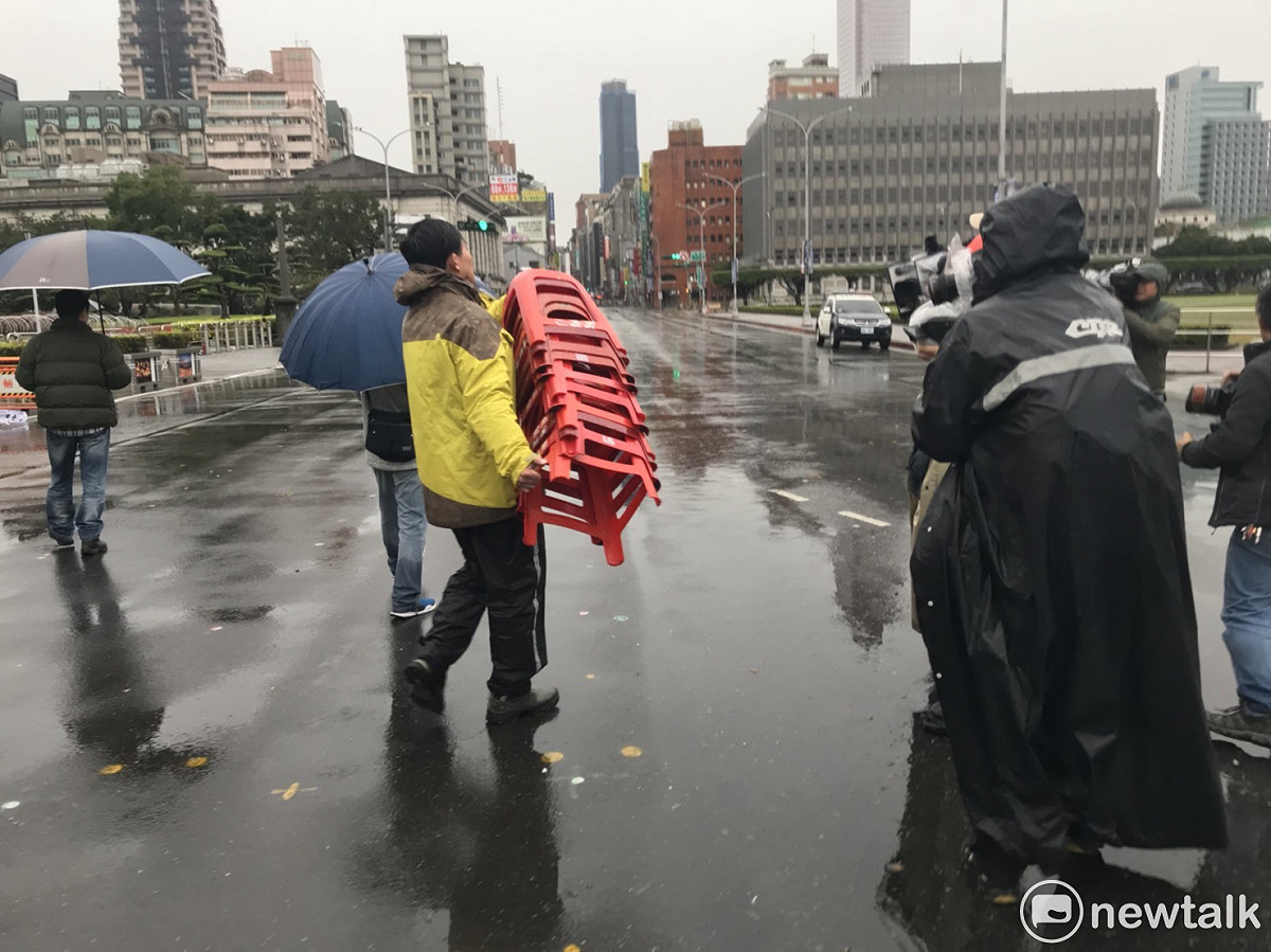 時力立委黃國昌親自將椅子歸還給仁愛所警員。 圖：周煊惠/攝