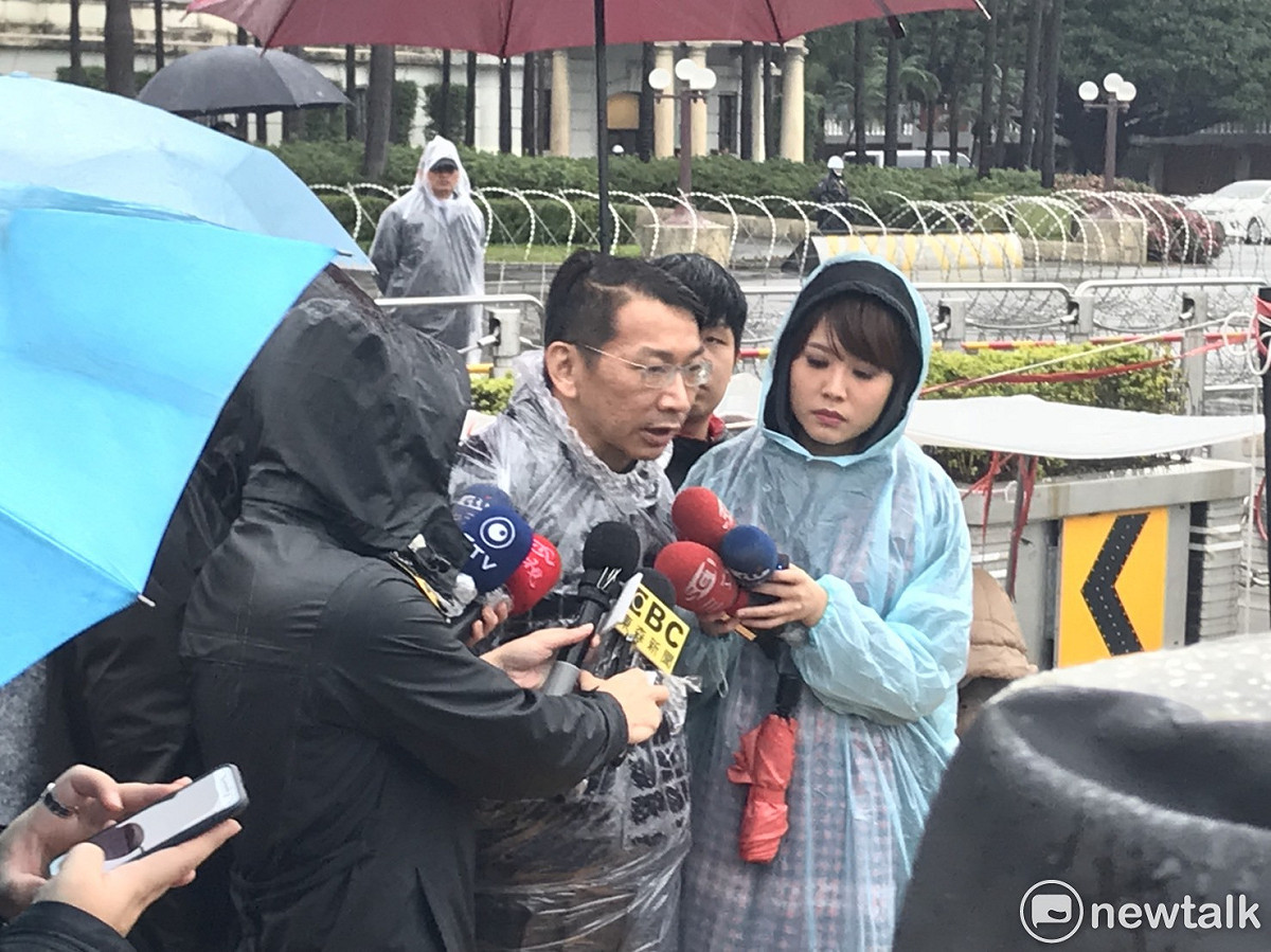 時力立委徐永明指出，北市警凌晨拆雨帳、下午收椅子，有意要孤立時代力量。 圖：周煊惠/攝
