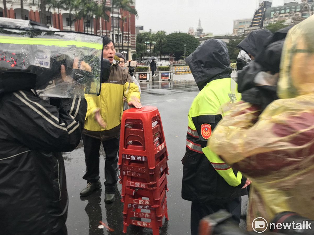 時力立委黃國昌親自將椅子歸還給仁愛所警員。 圖：周煊惠/攝