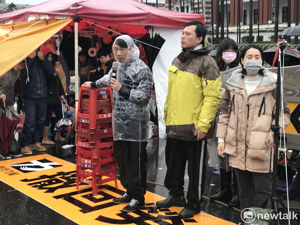 時力立委徐永明號召民眾若有多餘的帳篷、板凳、睡袋，請至凱道及公園路交叉口，做一些訊號給他們，或把東西丟過拒馬，他們會過去處理。 圖：周煊惠/攝
