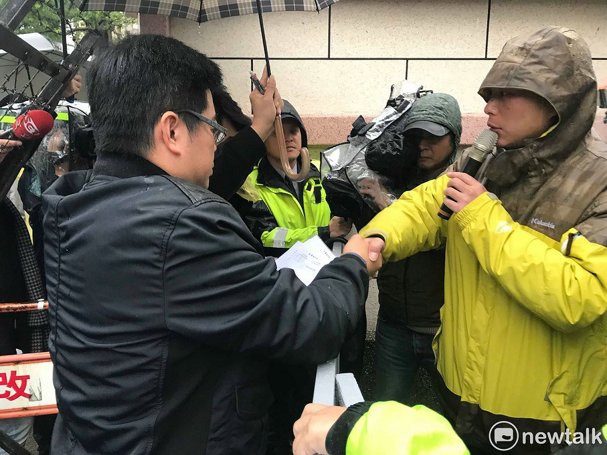 不滿遮雨棚遭警方強拆，時代力量立委黃國昌今（7）日簽署委託書，請律師赴台北地檢署控告。 圖：周煊惠 / 攝