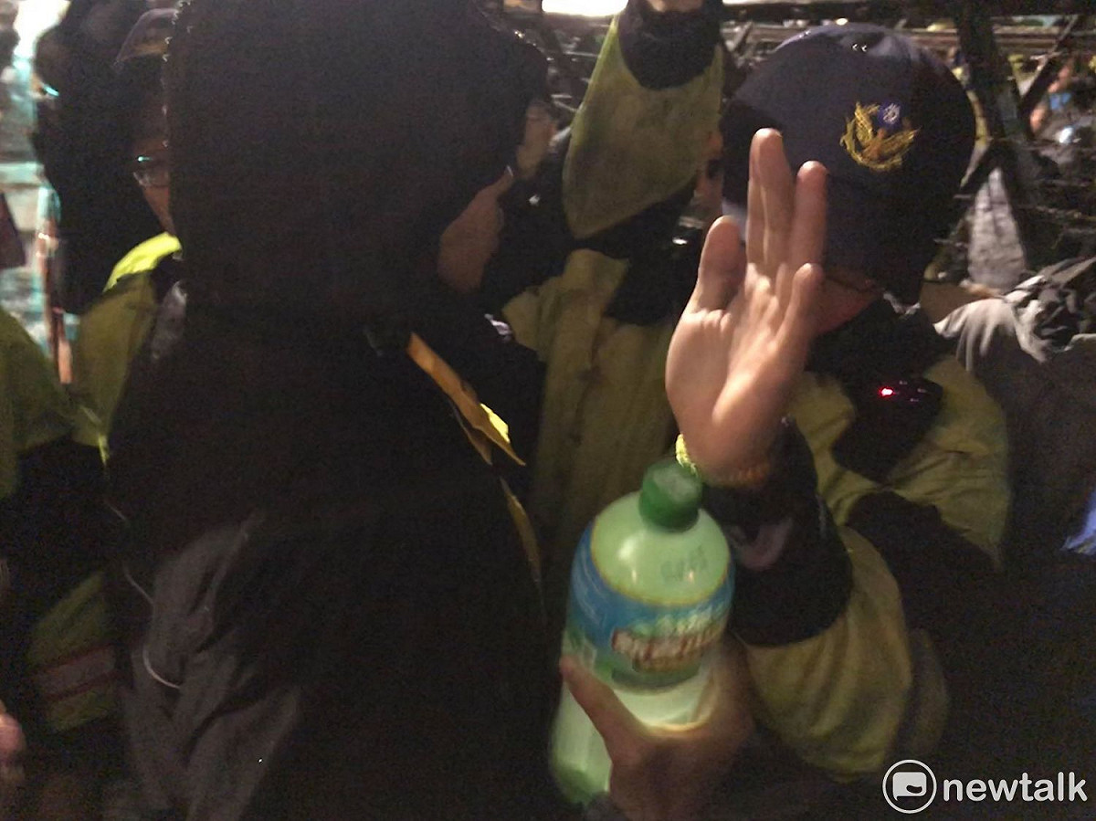 警方阻擋民眾投物資進入凱道。 圖 : 周煊惠 / 攝