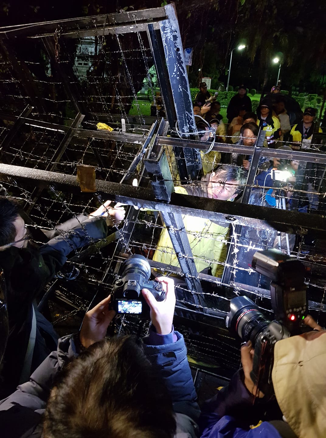 醫護人員直接在拒馬上幫黃國昌測血糖。 圖：翻攝曾威凱臉書