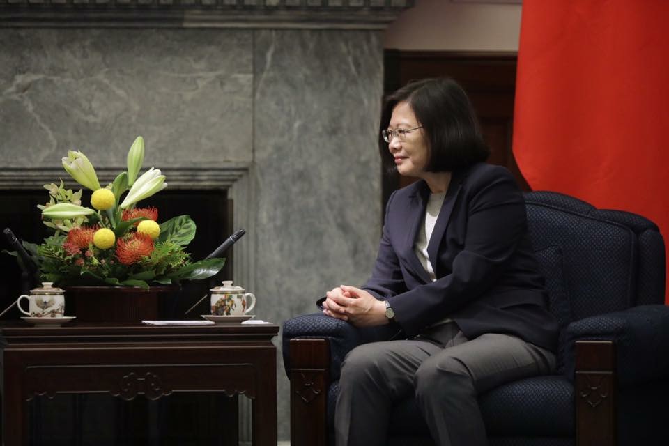 針對勞基法再修法疑慮，時代力量立委洪慈庸在臉書發表「給蔡英文總統的一封公開信」，蔡總統晚間回覆呼籲，希望明天臨時會時，大家回到國會坐下來協商，一起努力為勞基法尋求更好的結果。 圖：翻攝自蔡英文臉書