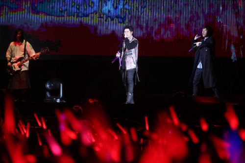 五月天「人生無限公司」巡演場今天達65場，在桃園巨蛋演唱，周杰倫今天剛下飛機，立即從桃園機場趕到桃園棒球場，周杰倫還開玩笑說「因為很近」。周杰倫說，好開心，終於站上五月天的舞台，周杰倫還笑說，之前的嘉賓JJ林俊傑說要組「六月天」，還有人說六月天、七月天，這個不稀罕，乾脆組個「周五」，「周一唱到周五。」 圖：中央社