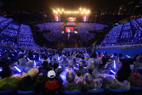 在桃園開唱11天，五月天心中很感動，也一直謝謝歌迷，主唱阿信在臉書留言：「在體育場演出總是瘋狂的、震撼的、多變的、刺激的，熱情沒有屋頂，加班沒有遲疑，感謝大家陪我們每天都脫軌演出。 圖：中央社