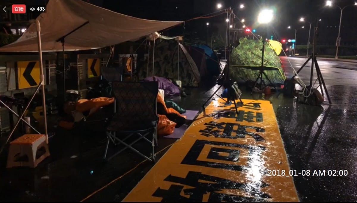 時代力量立委黃國昌、徐永明、林昶佐、洪慈庸和高潞以用在凱道靜坐禁食陳抗，北市中正一分局在8日凌晨4時已進行帶離行動。 翻拍臉書直播
