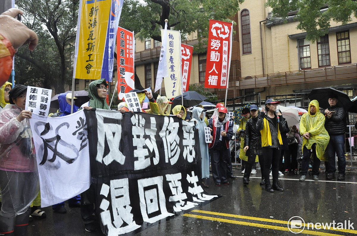 滂沱大雨，阻止不了勞團對民進黨政府主導的勞基法修惡將在今天強行闖關二、三讀的不滿。 圖:陳香蘭／攝