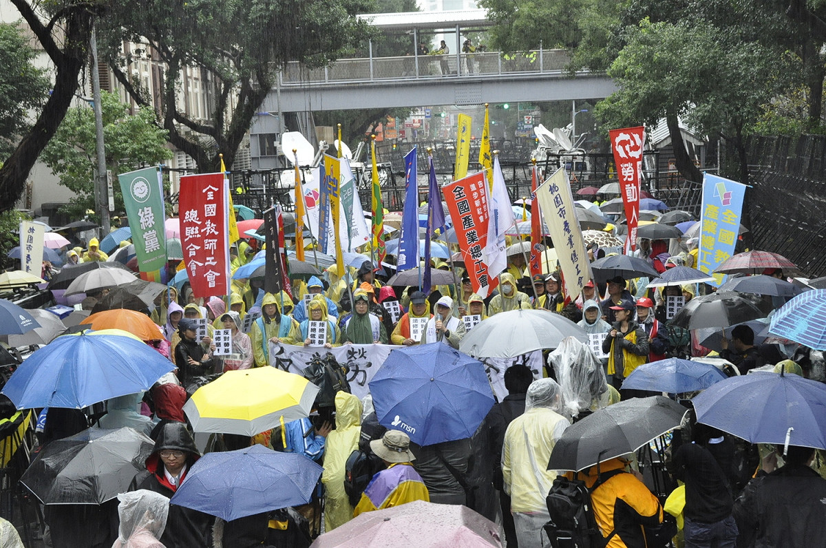 8日上午9時，勞團在在立法院青島東路、中山南路口展開抗爭。 圖:陳香蘭／攝