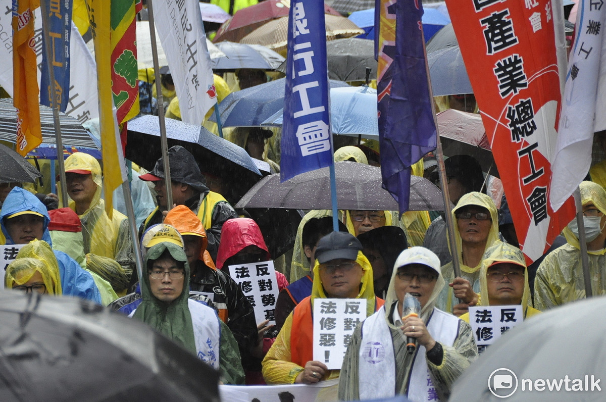 對於民進黨不顧勞工反對，硬要將勞基法修惡，勞團再度冒雨聚集街頭。 圖:陳香蘭／攝(資料照)