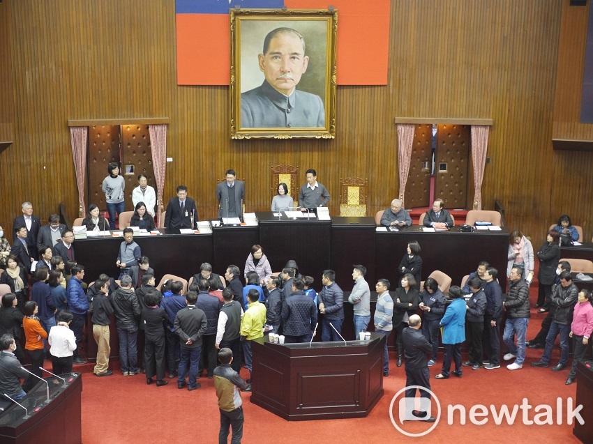 今天拂曉，國民黨立委紛紛聚集於議場外，七點一到，與民進黨團一窩蜂衝進議場，為了搶先登記發言程序，雙方在議場內一度爆發口角與肢體衝突。 圖：趙婉淳/攝