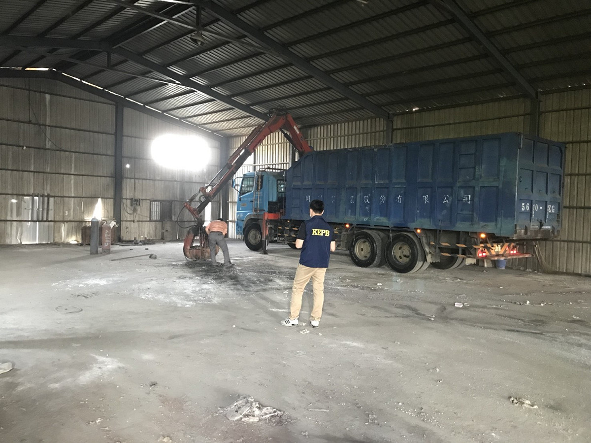 堆置的廢棄物已在去(106)年10月底前清除完畢，總計清除約50餘噸。 圖：高雄市環保局提供