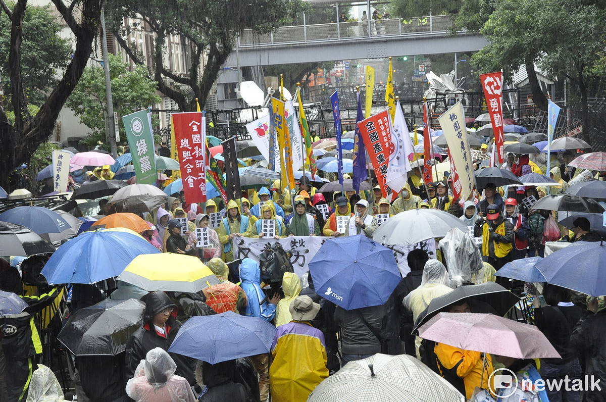 五一行動聯盟呼籲所有的在野黨，如果不拿出實際行動反對修法到底，那麼勞工未來會拋棄的不會只有民進黨。 圖:陳香蘭／攝