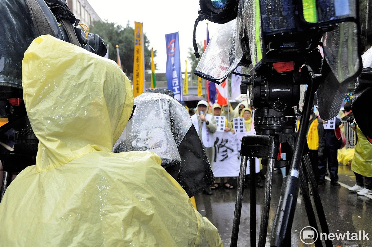勞團今天上街頭，在雨中呼籲在野黨，別打假球、誰在放水，勞工朋友的眼睛都會看得一清二楚！ 圖:陳香蘭／攝