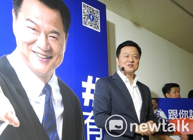 周錫瑋今天發布新聞稿，呼籲「不能躲『陽傘下』逃避檢驗」，似暗地對新北市副市長侯友宜喊話。他也強調，「我要爭一時，也爭千秋。」 圖：王峻昌／攝