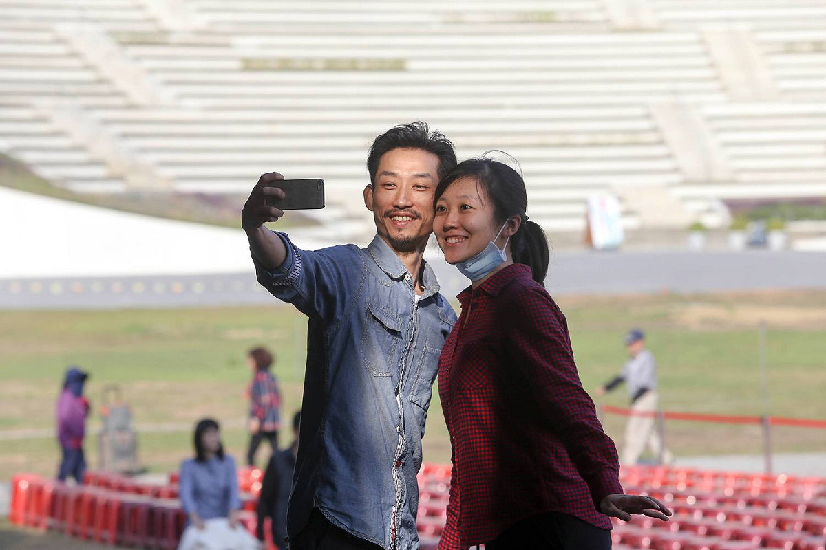 劉胤含說，能夠在吳念真導演執導的舞台劇演出，還能跟柯一正、唐美雲、黃韻玲、李永豐、陳竹昇等人同台，這是她夢寐以求的事。 圖/張大魯攝