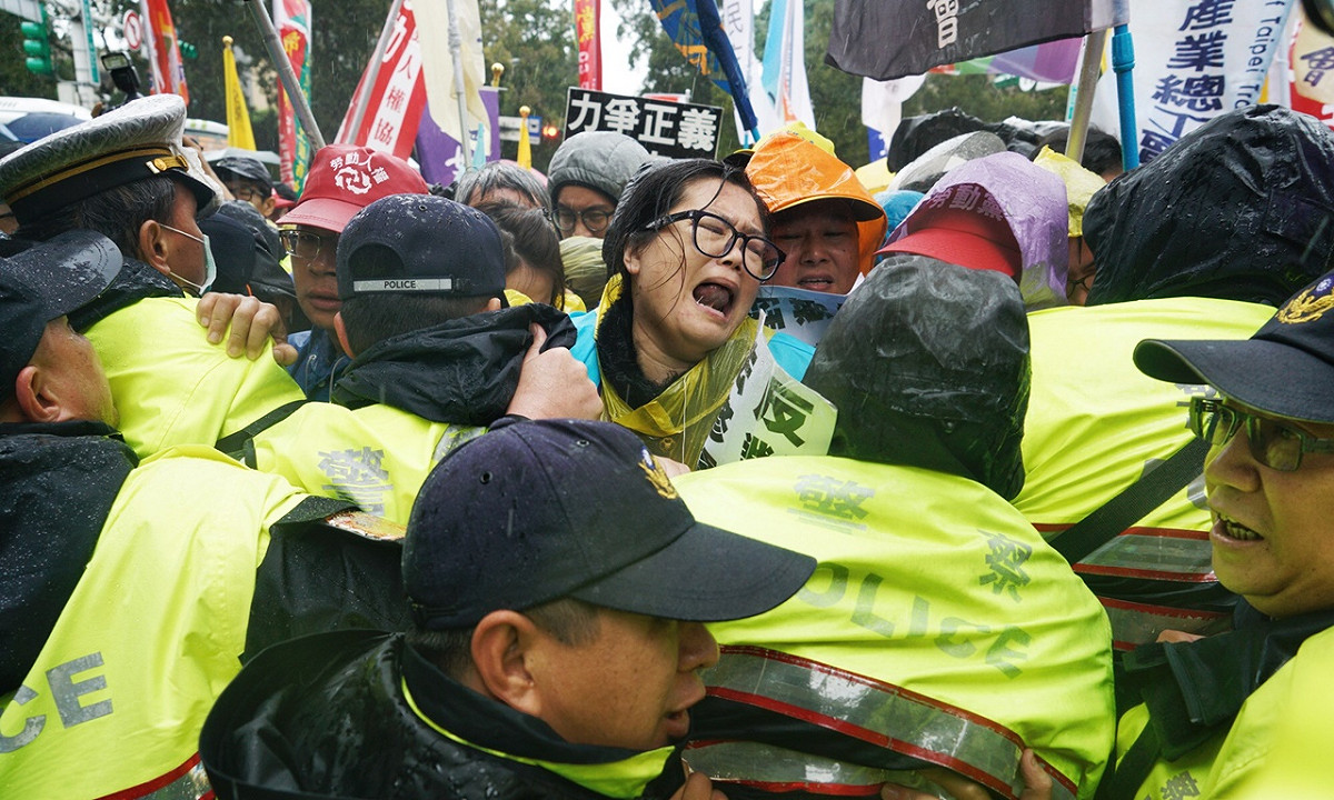 勞團8日上午在立法院前抗議時，一度與警方發生激烈推擠。 圖：張良一/攝