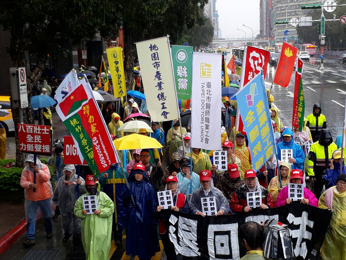 勞團8日上午10時多，繞行經過忠孝東路、行政院前。、 圖：陳香蘭/攝