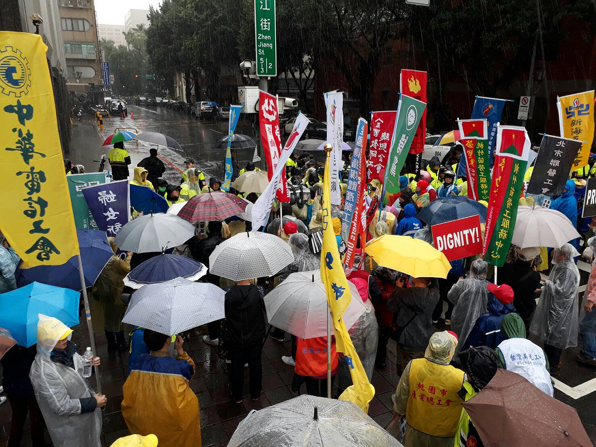 勞團8日上午10時多，繞行經過忠孝東路、行政院前。 圖：陳香蘭/攝