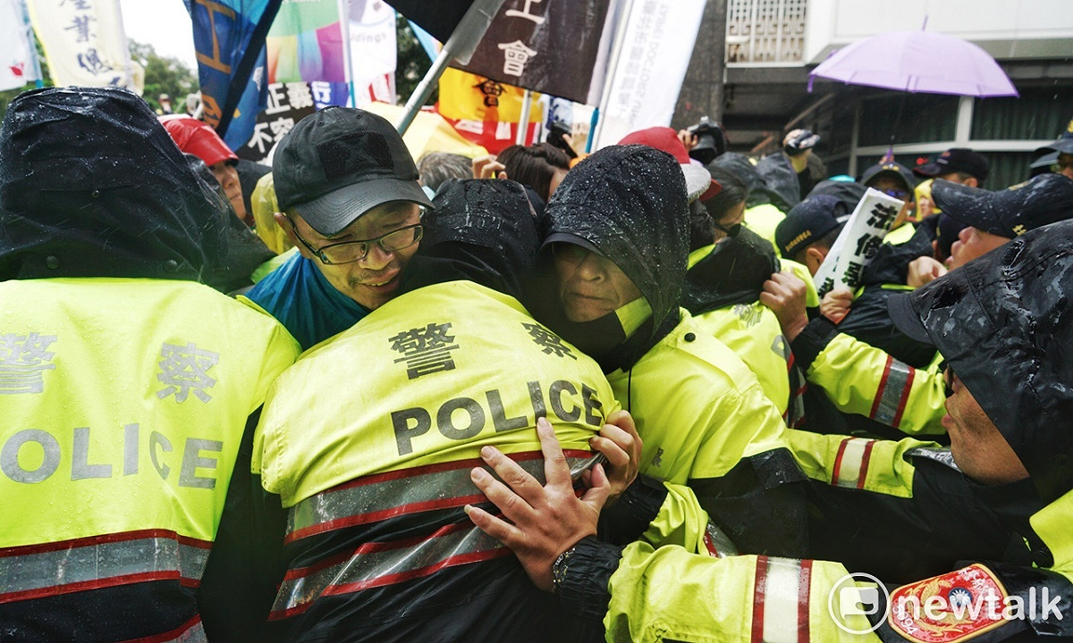 勞工團體8日上午與警方第一次在忠孝東路和鎮江路口，發生第一波衝突，陳抗團體認為，鎮江路屬於人民的道路，要求路過，遭警方早已封鎖路口，雙方爆發嚴重推擠。 圖：張良一/攝