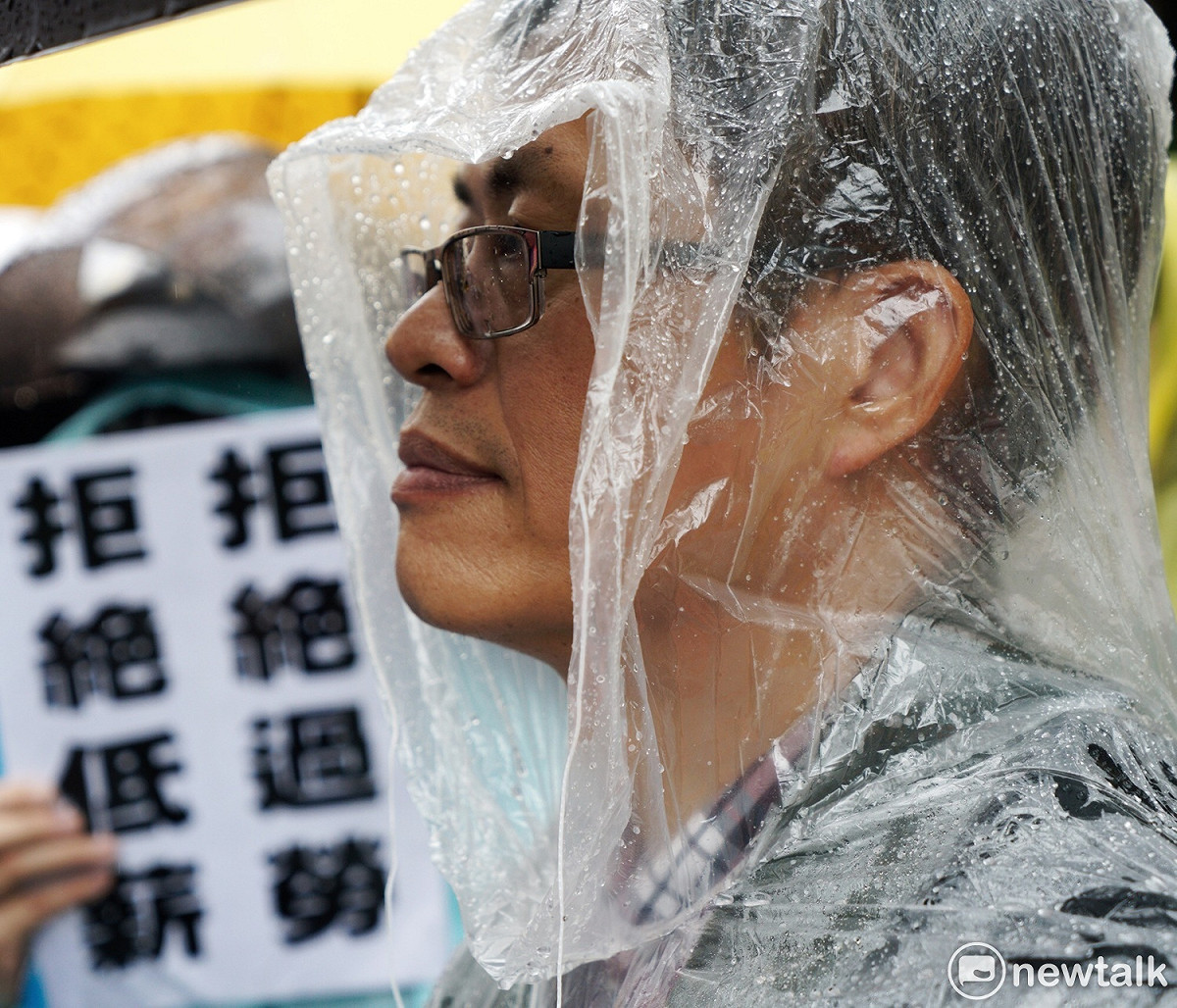 勞團反勞基法修惡，今天一早滂沱大雨，也阻止不了勞工團體表達他們的訴求。