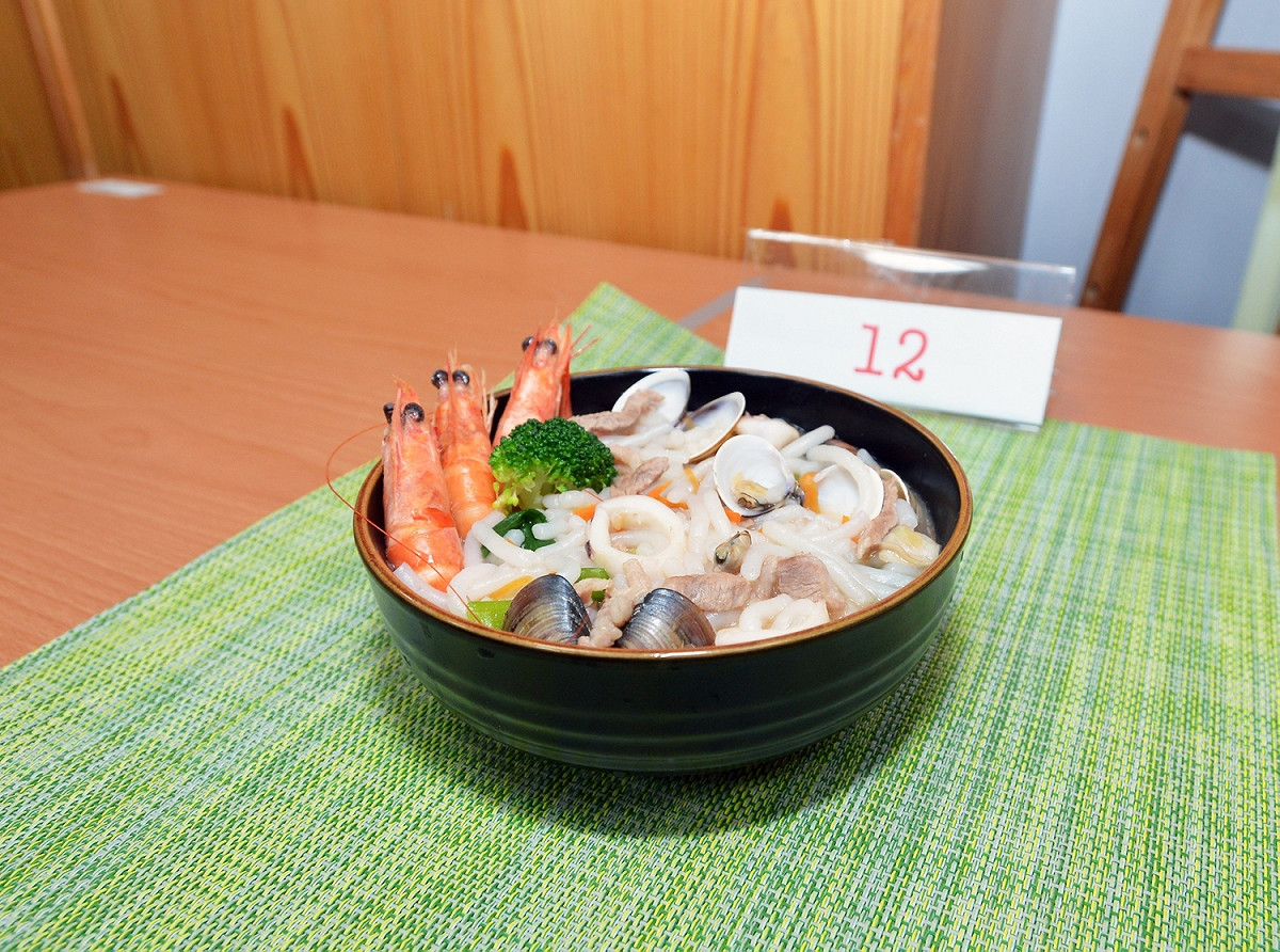 參賽者須在90分鐘內完成一道以桃園本地食材為主的創意米篩目風味料理，包含自行製作米篩目，並選用蒸、煮、炸、烤等其中一種烹調方式料理，過程中發揮創意與想像，藉由今日的米篩目青年料理大賽，為客家美食打造不同的風味，也讓客家文化更加融入生活。 圖：桃園市政府／提供